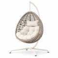 Chaise suspendue en rotin avec coussin polyester beige, structure en acier